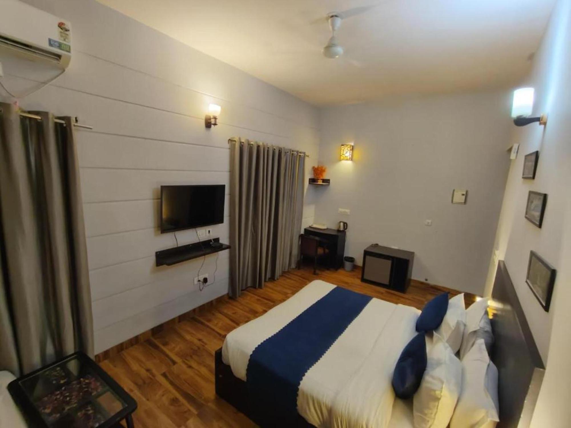Vrindavan Dreams Hotel And Suites Exterior foto